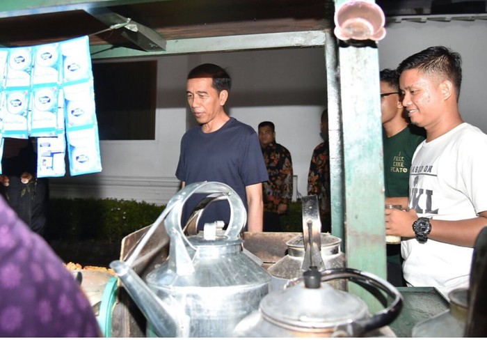 Heboh,Ajak Warga Makan Sate Kambing dan Oseng Mercon, Presiden Jokowi Kini Dibanjiri Pujian Netizen
