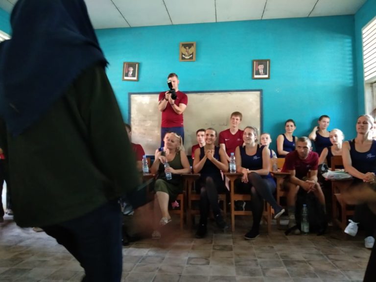 Mahasiswa Unasman Sangat Gembira Saat Belajar Tari Latvia