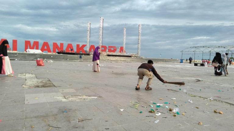 KAMMI Sulbar Gelar Baksos di Anjungan Pantai Manakarra