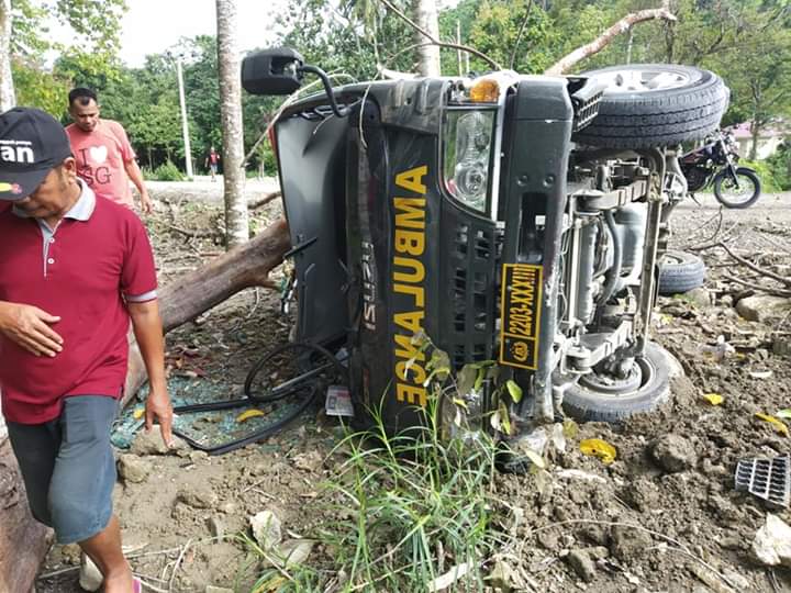 Mobil Ambulance Rs Bhayangkara Terguling