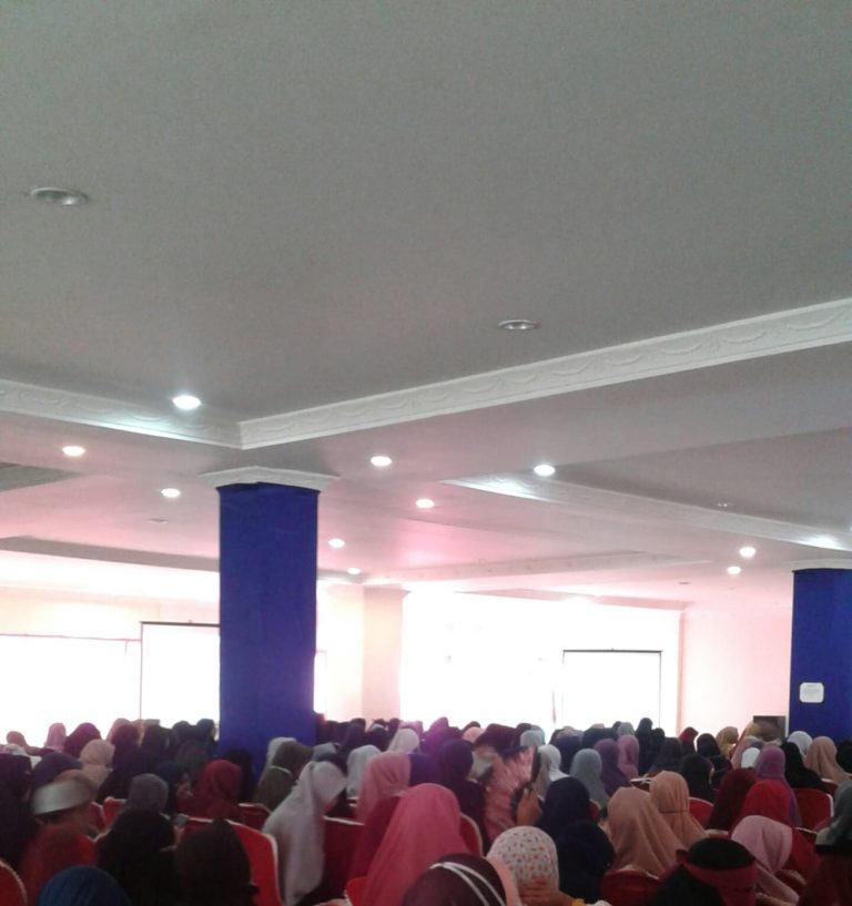 Hj. Herny Apresiasi Seminar Muslimah Wahdah Islamiyah Pasangkayu