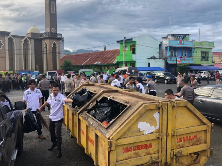 Polda Sulbar Sapu Bersih Sampah di Sepanjang Pantai Manakarra