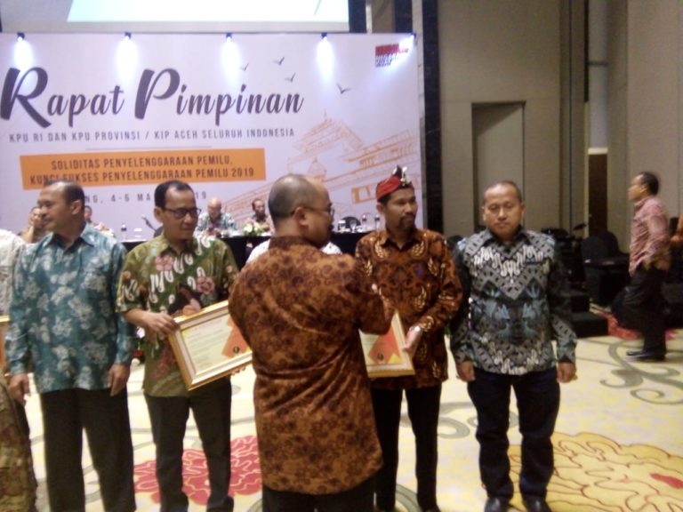 KPU Sulbar Dapat Piagam Penghargaan Sebagai Wilayah Terbaik 1 Dalam Penyusun Laporan Keuangan