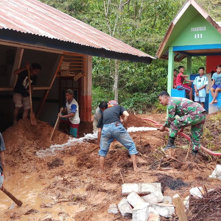 Kodim 1402/Polmas Terus Bantu Penanganan Bencana Banjir di Mamasa.
