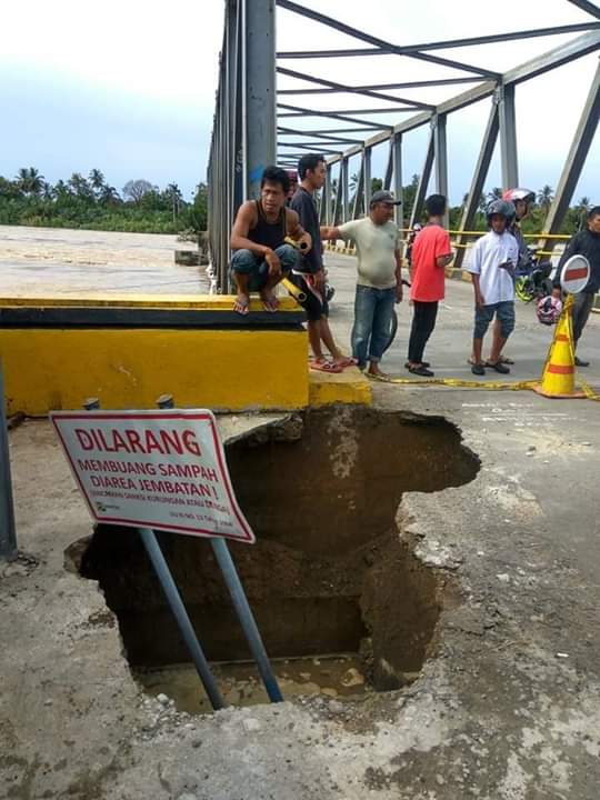 Poto Kondisi Jembatan Tarailu Kecamatan Sampaga Yang Hampir Nyaris Putus
