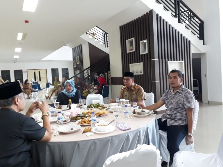 Sekwan DPRD Sulbar Lakukan Sidak Kepada Para PNS,Sekaligus Makan Siang Bersama