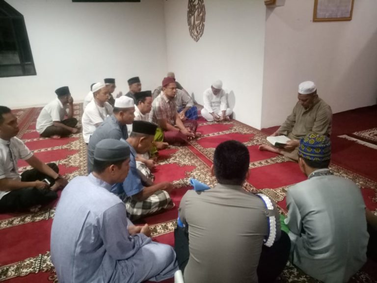 Kapolda Sulbar Pimpin Ta’lim Usai Subuh Berjamaah di Masjid Polres Majene.