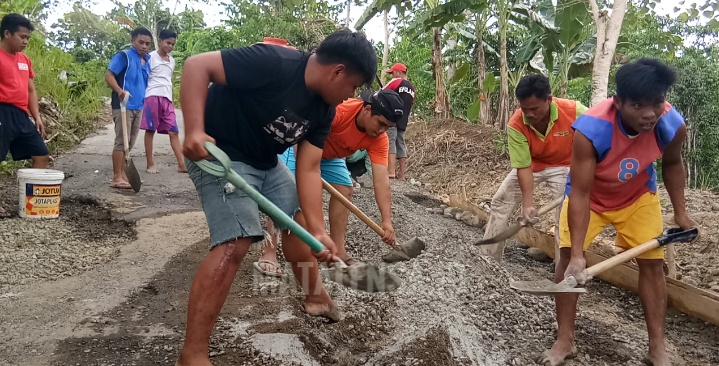 Warga Pamombong dan Simbuang II Gotong Royong Perbaiki Jalan Poros yang Berlubang.