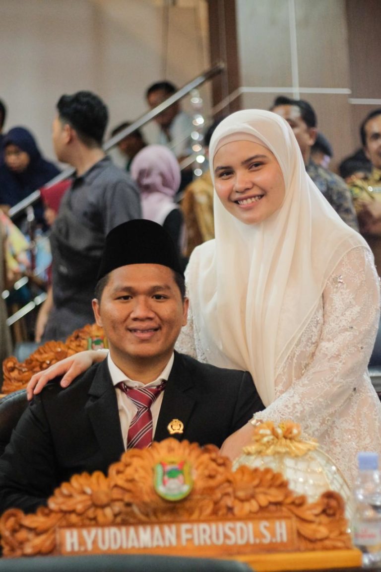 Didampingi Istri Tercinta Yudiaman Firusdi Resmi Jabat Anggota DPRD Mamuju