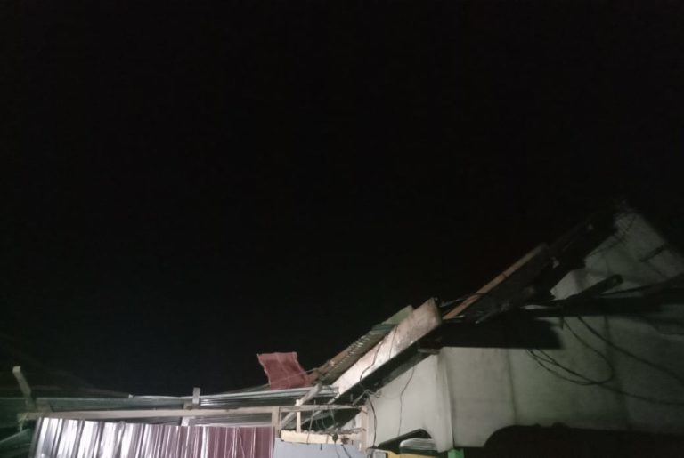 Tiga Rumah dan Satu Sekolah Dihantam Angin Puting Beliung di Mamuju