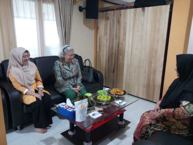 Pengurus Bhayangkari PD Sulbar Dampingi Kunjungan Silaturahmi Ibu Tri Sutrisno di Kelapa 7