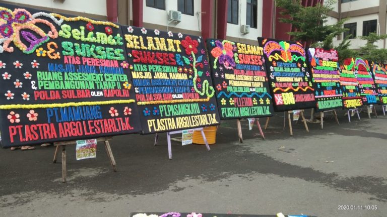 Deretan Bunga Sudah Siap Sambut Kapolri di Sulbar.
