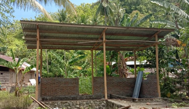 Kades Labuangrano Rehab Rumah Warganya dengan  Menggunakan Dana Desa