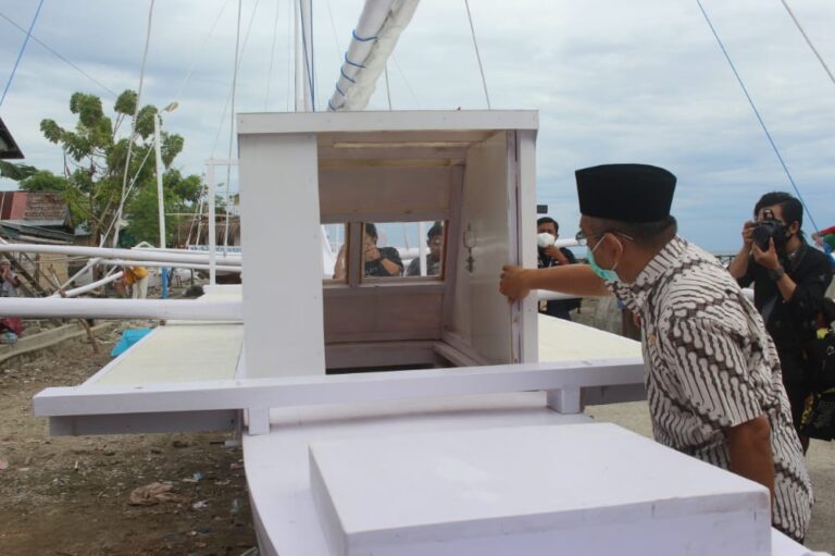 ABM : Kembali Serahkan Perahu Sandeq Untuk Nelayan