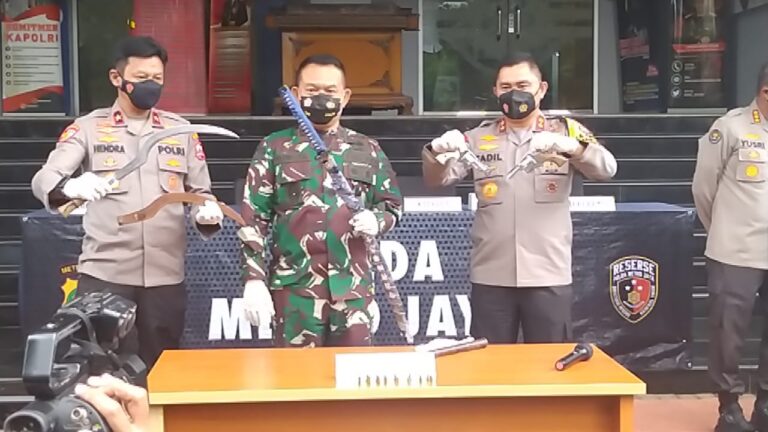 Pengikut MRS Todongkan Senpi dan Sajam ke Anggota Polri di Tol Jakarta Cikampek.