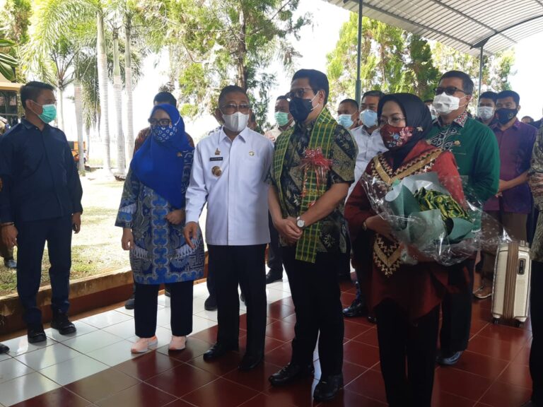 Poto : Ketua DPRD Sulbar Saat Hadiri Penjemputan Menteri Transmigrasi di Bandara Tampa Padang Mamuju