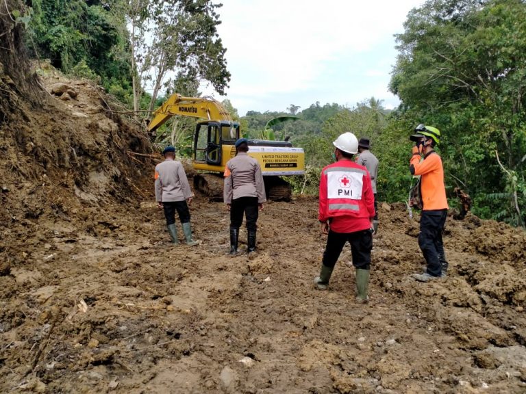 Longsor Tutupi Jalan Mekatta, Bhabinkamtibmas Bersihkan Jalur Desa Mekatta