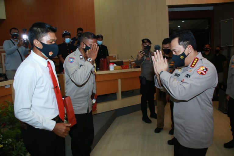 Kapolri Berikan 2 Personel Polda Bali yang Berprestasi