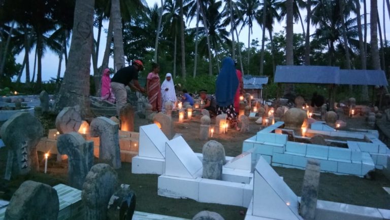 Sambut Ramadan Warga Lingkungan Bulutakkang ” Mattunu Lilin “