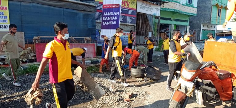 TNI-Polri dan Pemkab Mamuju Lannsung Action Aksi Bersih-bersih Sampah