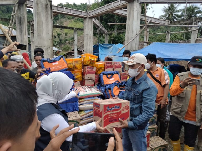 Keren, Bupati Mamuju Berkunjung Ke Masyarakat Korban Banjir Bandang