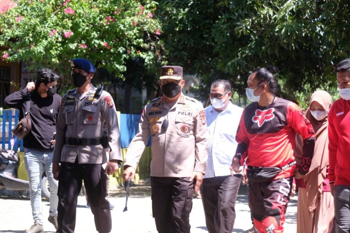 Wakil Bupati Mamuju Ado Mas'ud bersama Kapolda Sulbar Irjen.pol.Eko Sampurno sasar ke desa Tapandullu kecamatan Simboro kabupaten Mamuju untuk mendorong masyarakat ikut Vaksinasi. Sabtu, (27/11)