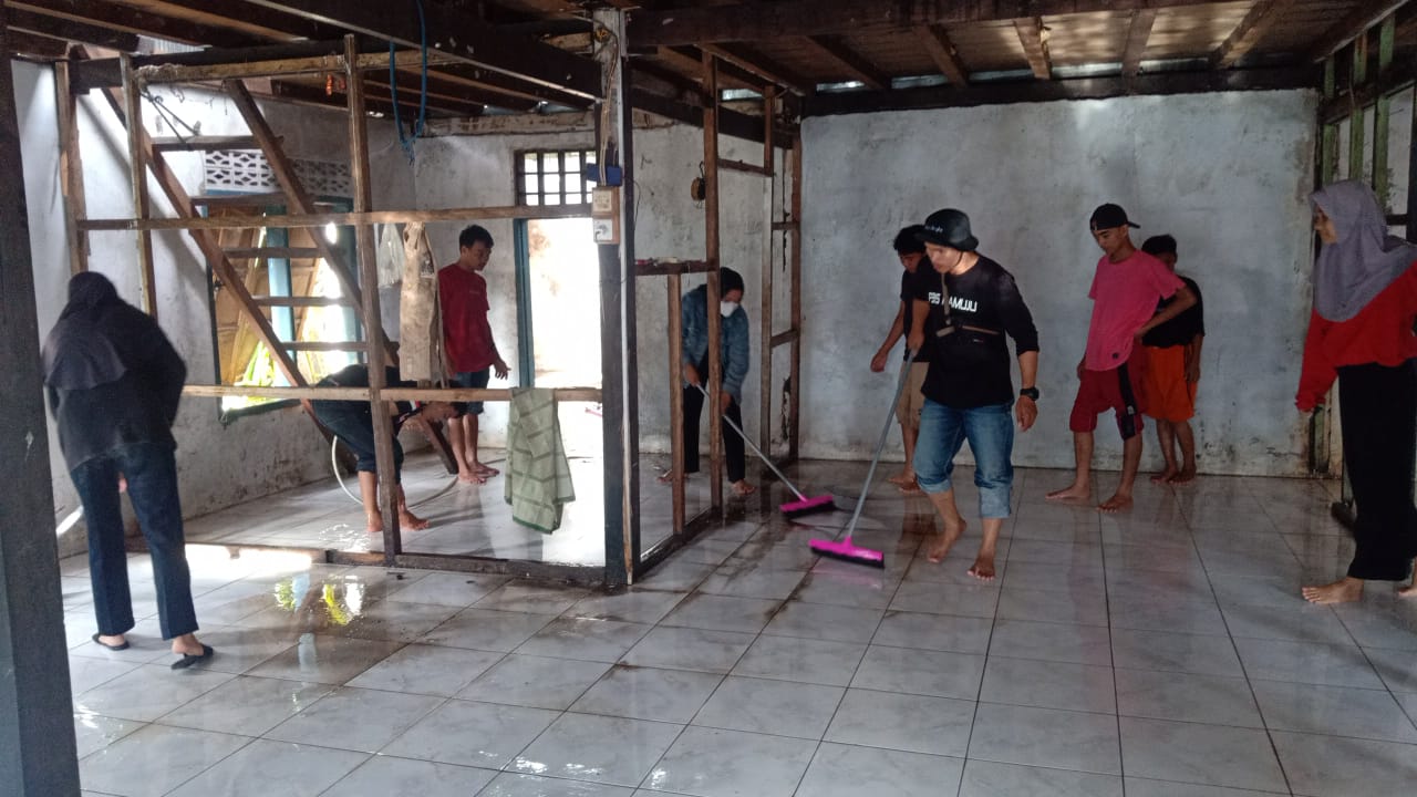 pemuda Pemudi Pelajar Sese melakukan aksi bersih-bersih di rumah warga yang terdampak banjir pada Minggu (12/6).