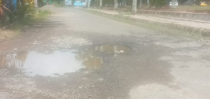 Kondisi jalan di Depan Kantor Dinas Kesehatan Kabupaten Mamuju, berlubang hingga digenangi air
