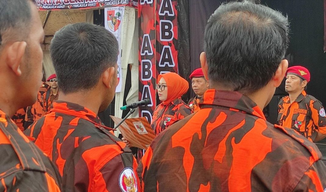 Ketua MPC PP Mamuju Sitti Sutinah Suhardi saat melantik Pengurus Anak Cabang (PAC) PP Mamuju.