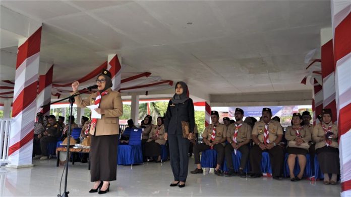 Hj.Sitti Sutinah Suhardi, memimpin apel HUT Pramuka