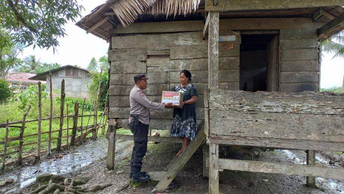 Polsek Bambalamotu Bagikan Sembako Kepada Warga Terdampak Penyesuaian Harga BBM