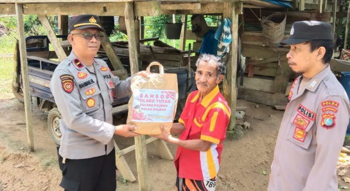 Polsek Tutar Bagi Sembako Kepada Warga