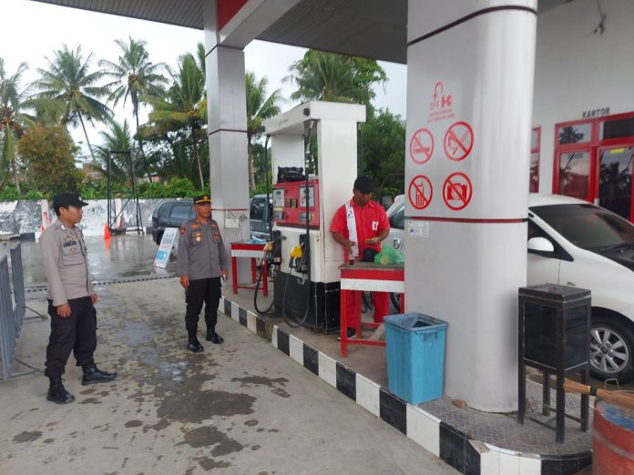 Kepolisian Resor Pasangkayu menurunkan personil guna berjaga jaga di Stasiun Pengisian Bahan Bakar Umum
