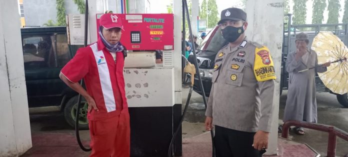 Porsonil Polda Sulbar saat melakukan pengaman di SPBU di Mamuju