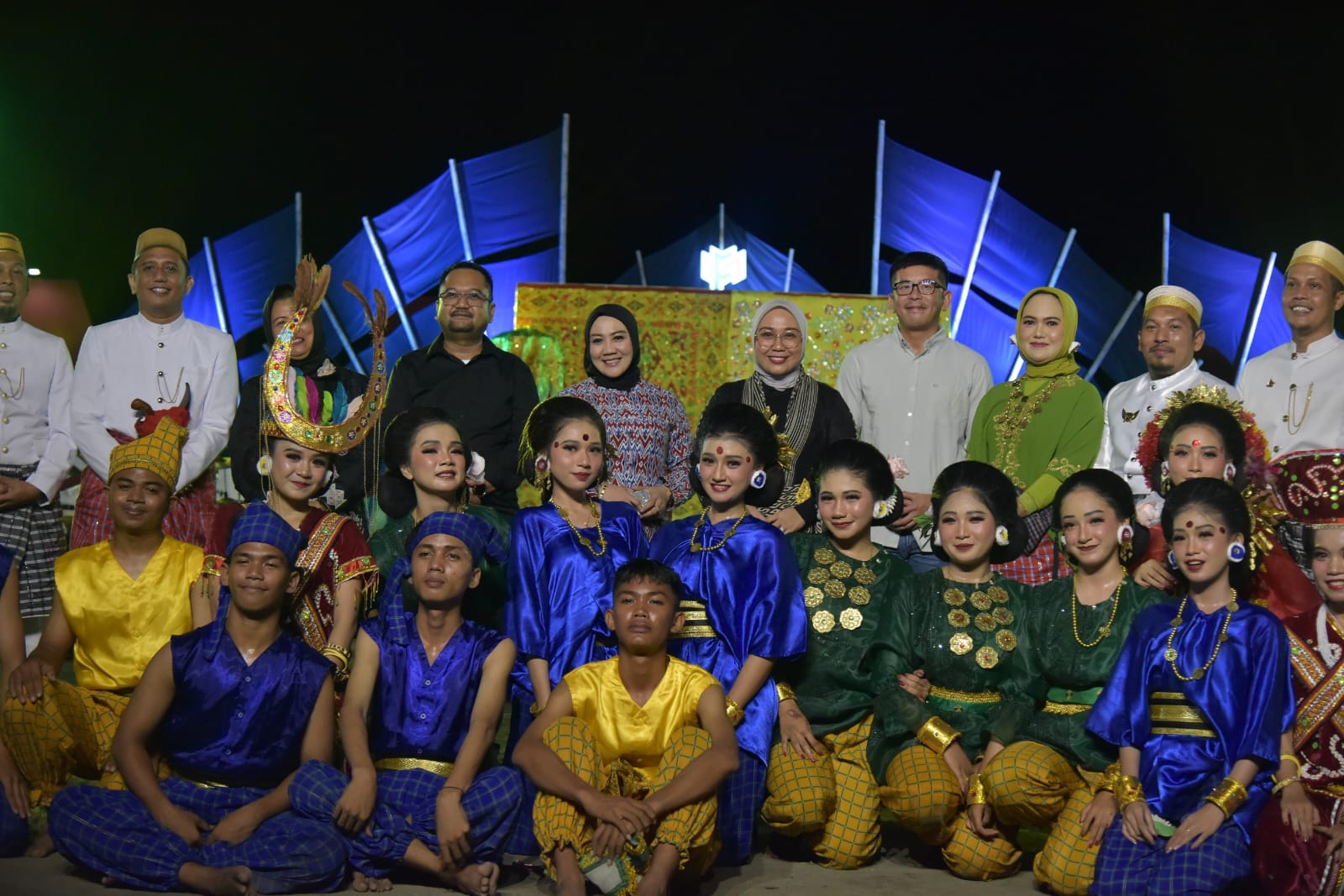 Ketua Dewan Perwakilan Rakyat Daerah (DPRD) Provinsi Sulawesi Barat, Dr. Hj. St. Suraidah Suhardi, menghadiri acara penutupan Manakarra Fair 2024 yang berlangsung meriah di Anjungan Pantai Manakarra pada Minggu malam, 14 Juli 2024.