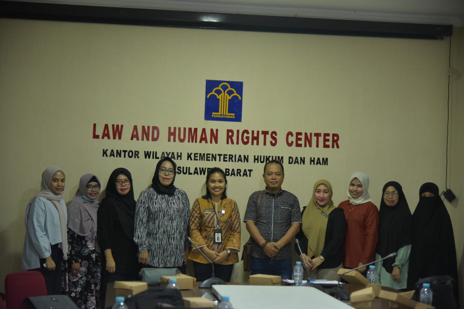  Kabag Umum dan Keuangan, Stephanus Buntu Madika, menghadiri Rapat Evaluasi Pelaksanaan Penilaian Indeks Reformasi Hukum (IRH) yang diselenggarakan oleh Kantor Kemenkumham Provinsi Sulawesi Barat pada hari Jumat, 7 Juni 2024.