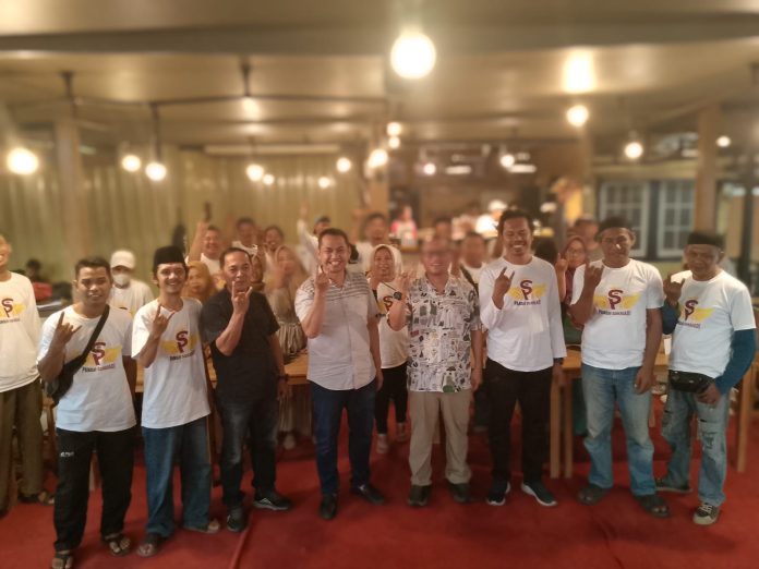 Calon Wakil Subernur Sulawesi Barat, Arwan M Aras Tammauni menghadiri kegiatan rembuk politik kaum muda yang digelar Pandji Sukriadi (PS) 08 Kabupaten Majene, Rabu (9/10/2024) di Cafe Toiyye, Majene