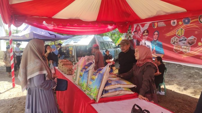 Wakil Ketua DPRD Sulbar Suraidah Suhardi mengunjungi Gerakan Pangan Murah (GPM) atau pasar murah yang dilaksanakan Pemprov melalui Dinas Ketahanan Pangan di Gereja Toraja, Minggu (8/12/24).