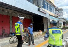 Tebar Kebahagiaan di Hari Jumat, Ditlantas Polda Sulbar Bagikan Makanan Gratis untuk Pejuang Jalanan