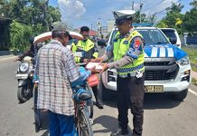 Polantas Karib: Berburu Berkah Jumat, Tebar Senyum Lewat Berbagi Makanan Gratis