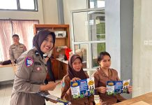 Polantas Karib Polda Sulbar Sapa Pelajar di SMAN 2 Mamuju: Pengenalan E‑Teguran dan Berbagi Helm Gratis