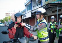 Manis dan Menawan, Polwan Ditlantas Polda Sulbar Peringati HUT ke-78 dengan Aksi Cinta Keselamatan di Jalan Raya