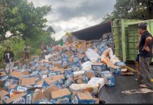 Breaking News : Mobil Truk Muat Air Kemasan Terbalik di Desa Salletto
