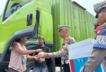 Sopir Lintas Daerah Penuh Senyuman Dapat Paket Makan Gratis dari Polantas Sulbar